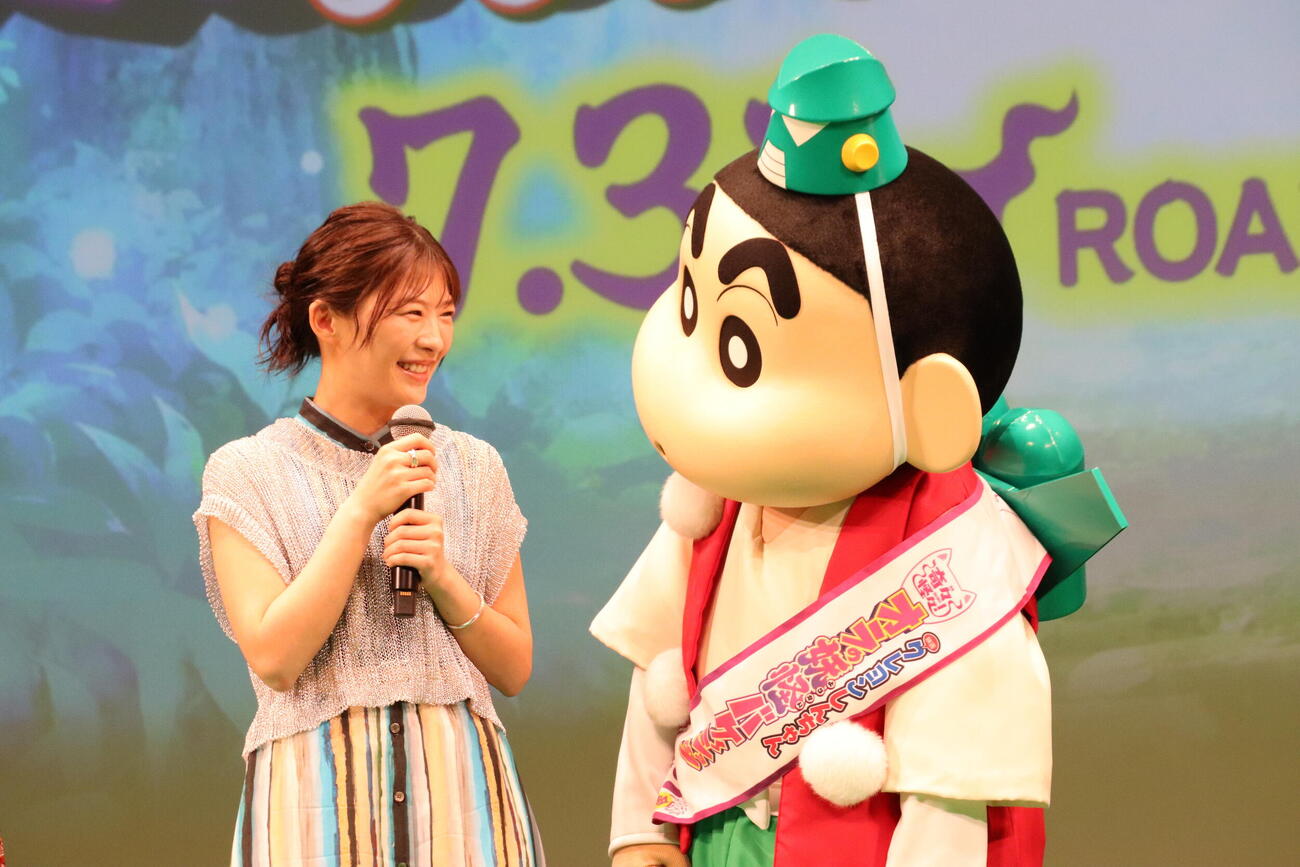 「映画クレヨンしんちゃん　奇々怪々！　オラの妖怪バケ～ション」完成披露舞台あいさつに出席した伊藤沙莉と野原しんのすけ