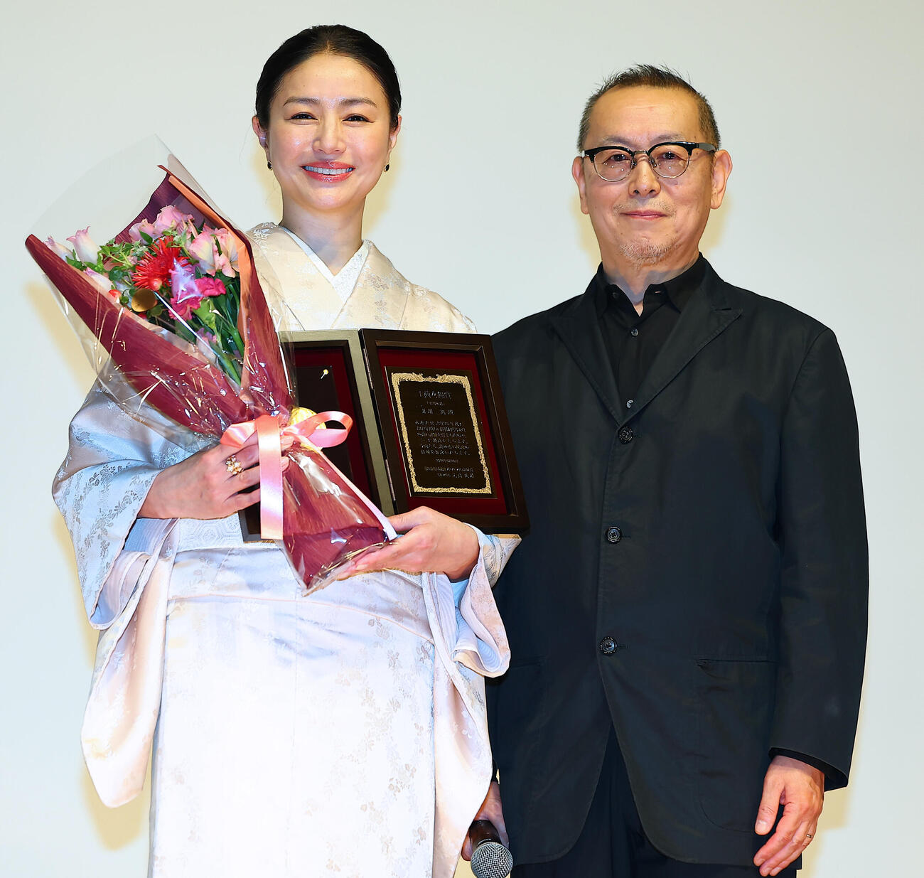 「平場の月」で主演女優賞を受賞した井川遥（左）は土井裕泰監督と記念写真（撮影・野上伸悟）