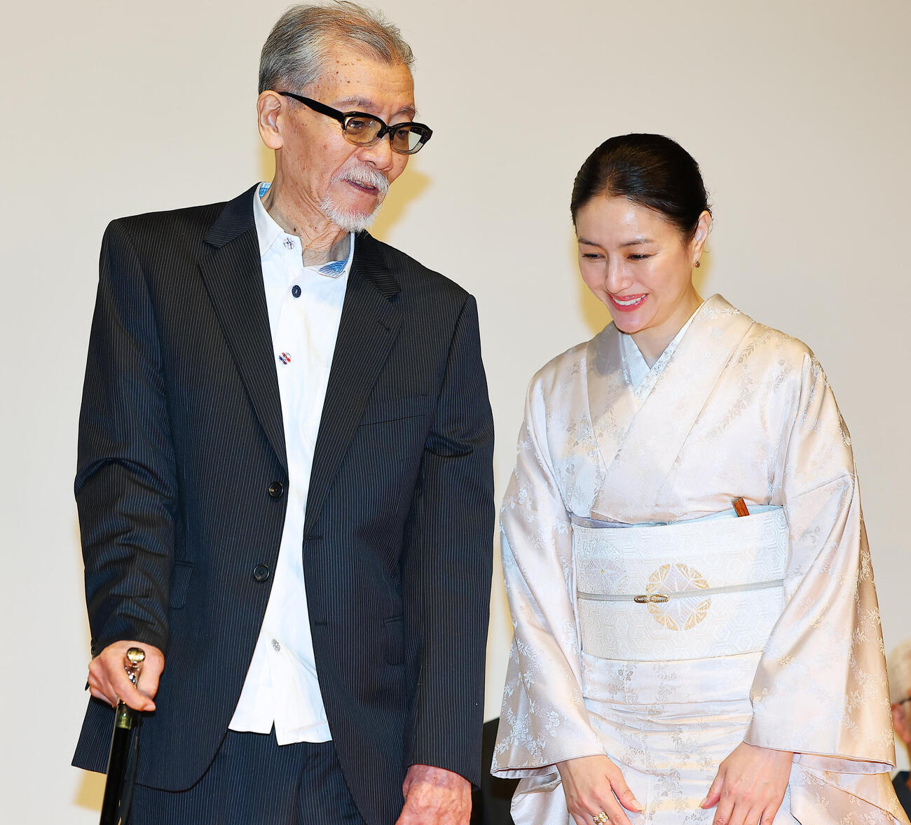 特別功労賞を受賞した塩見三省（（左）は、主演女優賞の井川遥に祝福される（撮影・野上伸悟）