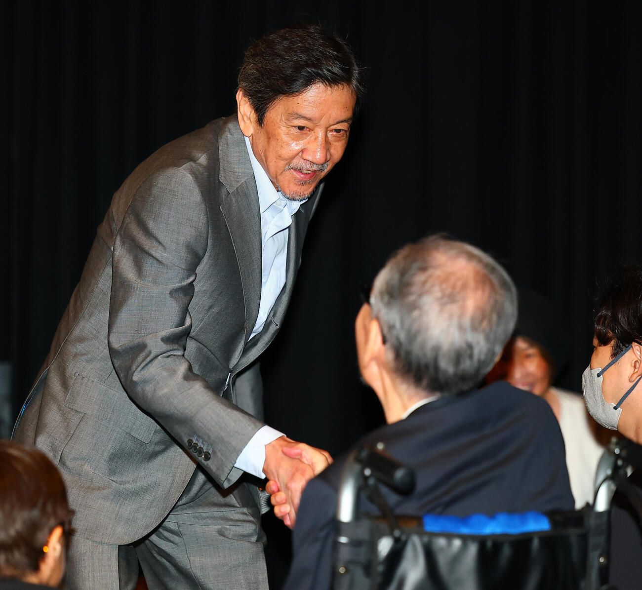特別功労賞を受賞した塩見三省（手前）を祝福する奥田瑛二（撮影・野上伸悟）