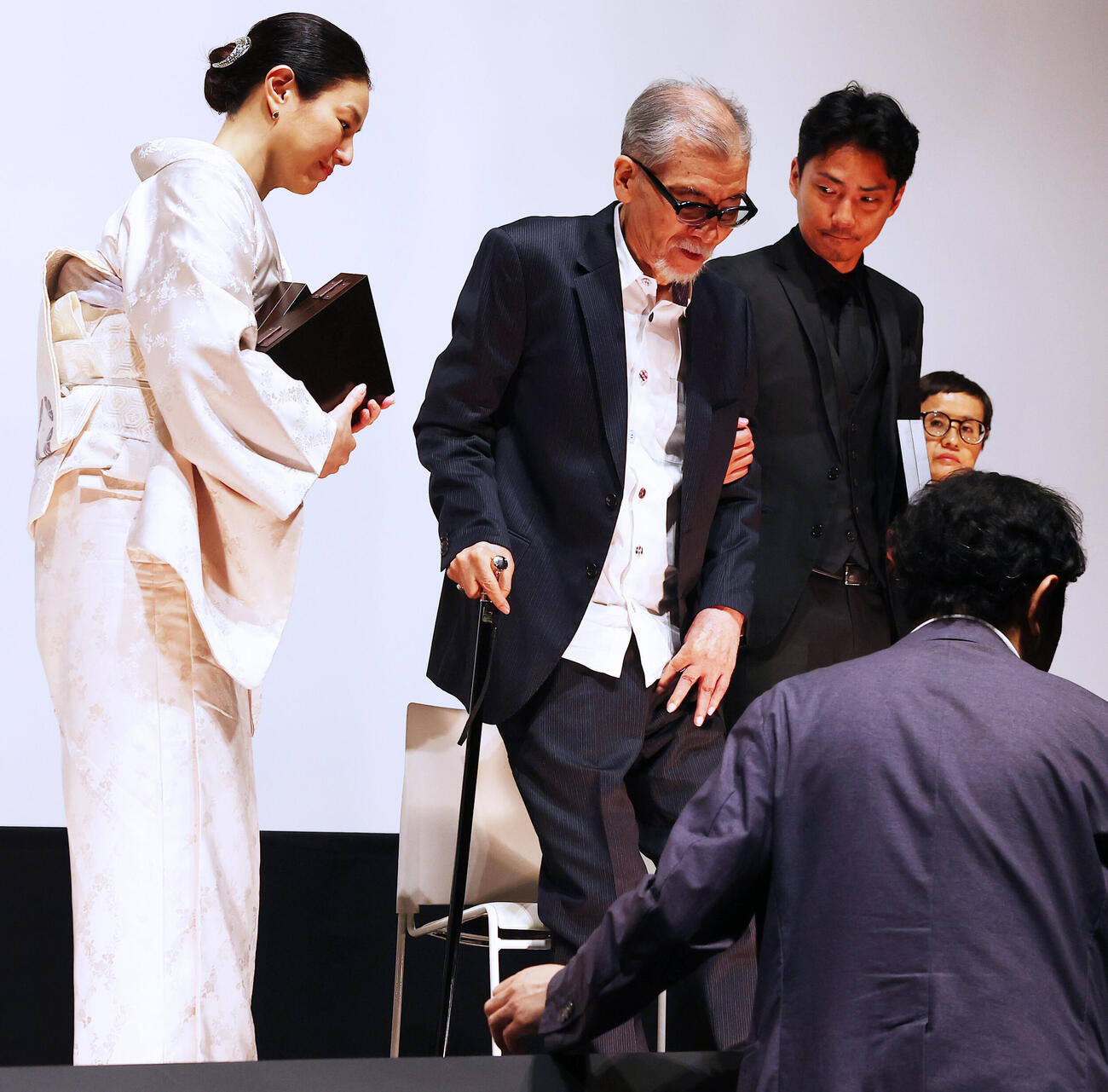特別功労賞の塩見三省（中央）を気遣う主演女優賞の井川遥（左）と主演男優賞の毎熊克哉（撮影・野上伸悟）