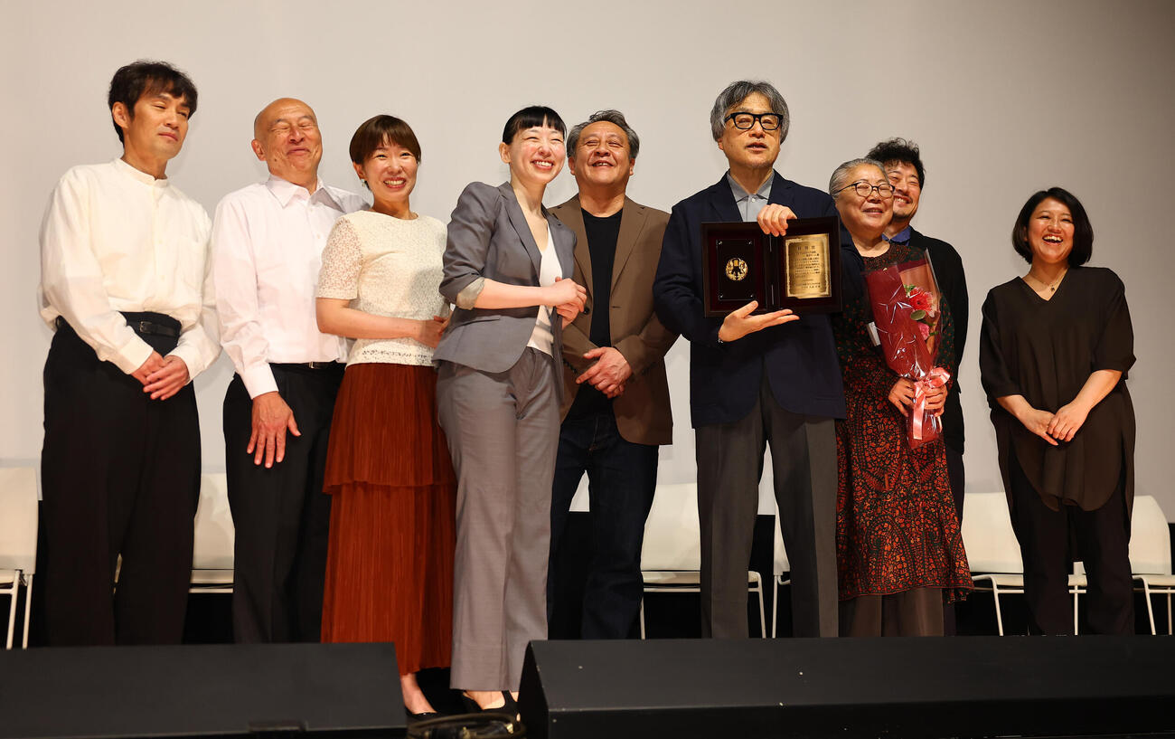 特別賞の「アジアのユニークな国」製作チームの、前列右から野上信子プロデューサー、山内ケンジ監督は、主演の鄭亜美（前列左）らと記念写真（撮影・野上伸悟）