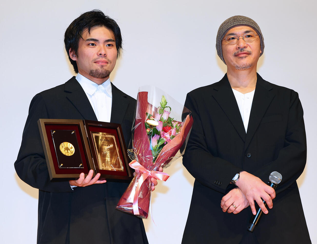 新人監督賞を受賞した団塚唯我監督（左）は、プレゼンターを務めた映画評論家の森直人氏と記念写真（撮影・野上伸悟）