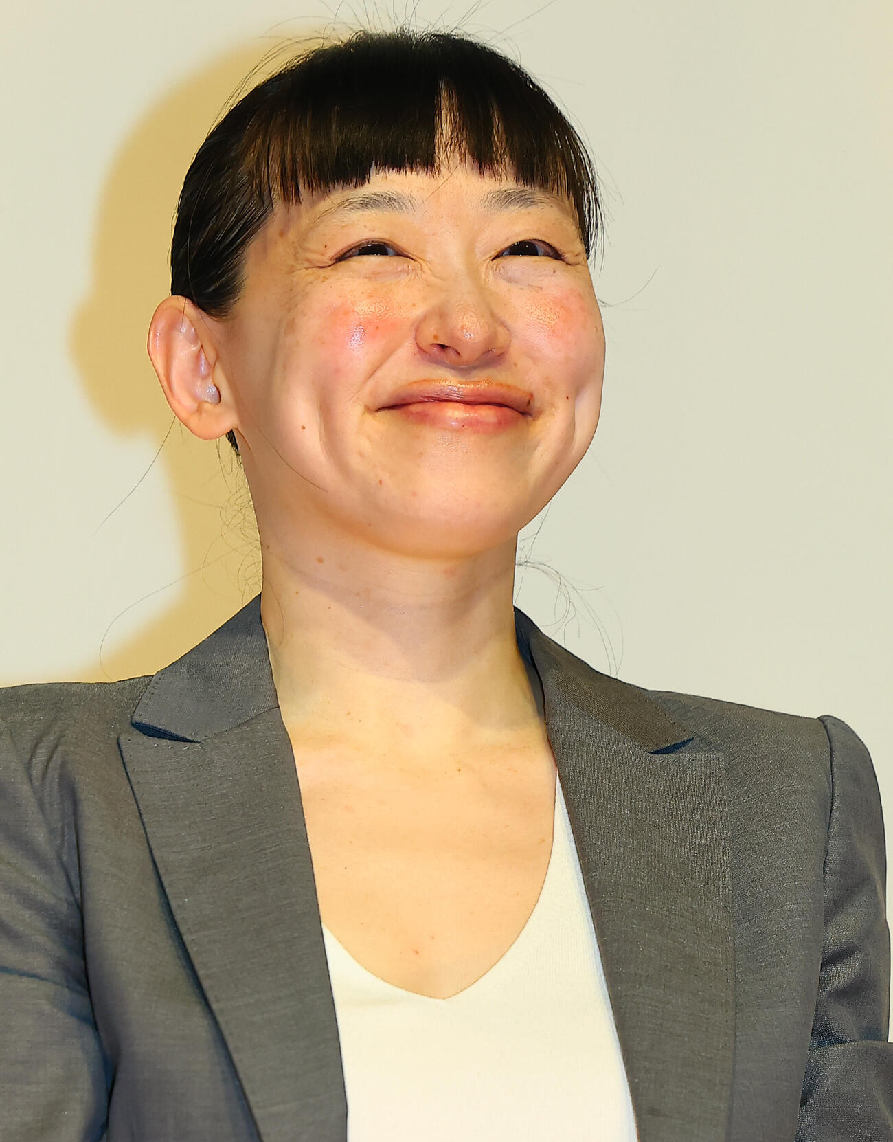 特別賞の「アジアのユニークな国」製作チームへのプレゼンターで登場した主演の鄭亜美（撮影・野上伸悟）