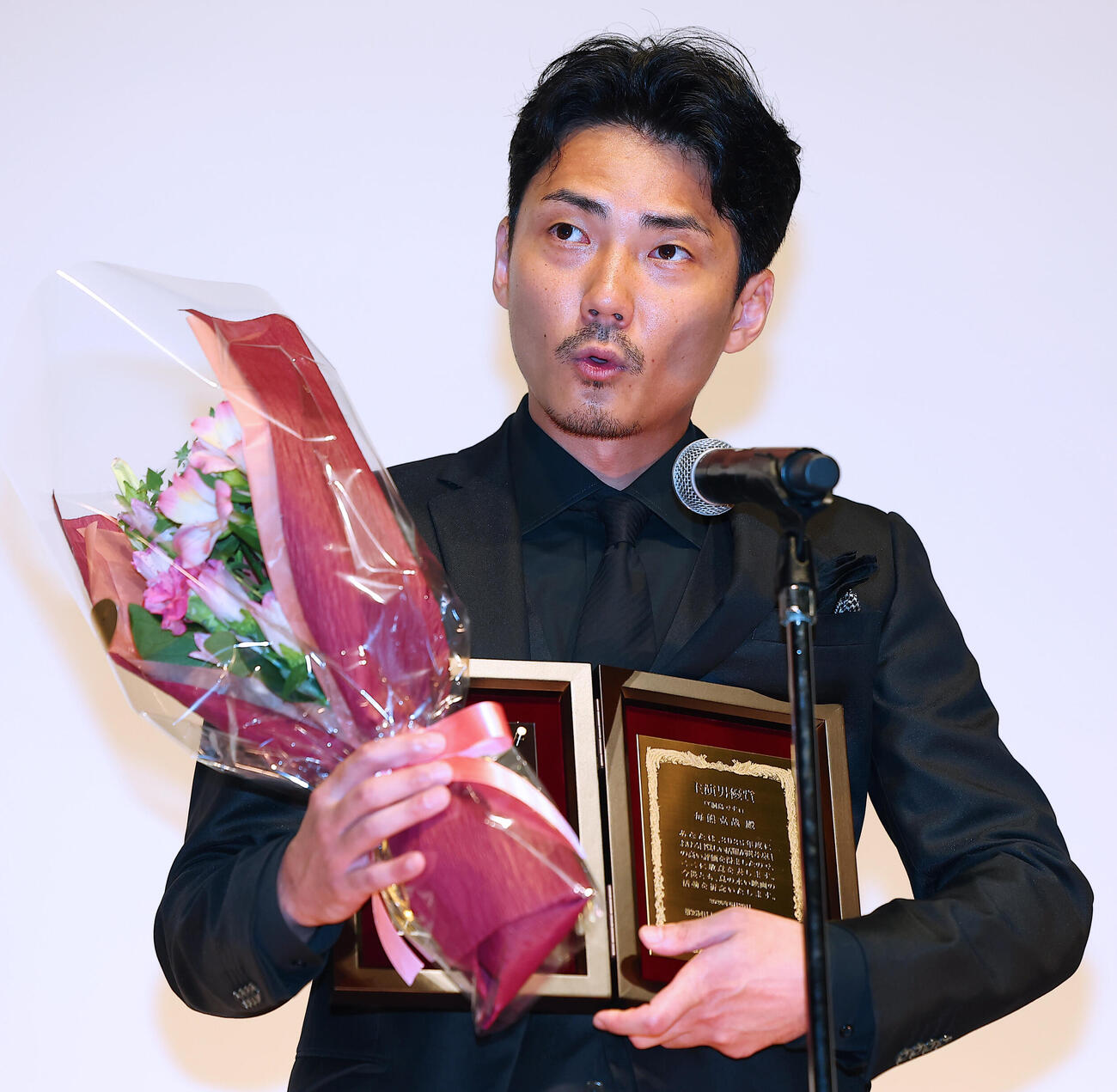主演男優賞を受賞した毎熊克哉（撮影・野上伸悟）