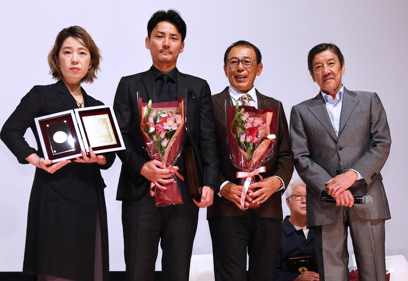 「桐島です」で作品賞を受賞し、主演男優賞の毎熊克哉（右から2人目、プレゼンターの奥田瑛二（右端）と記念撮影する、脚本の梶原阿貴氏（左端）と製作総指揮の長尾和宏氏（撮影・野上伸悟）