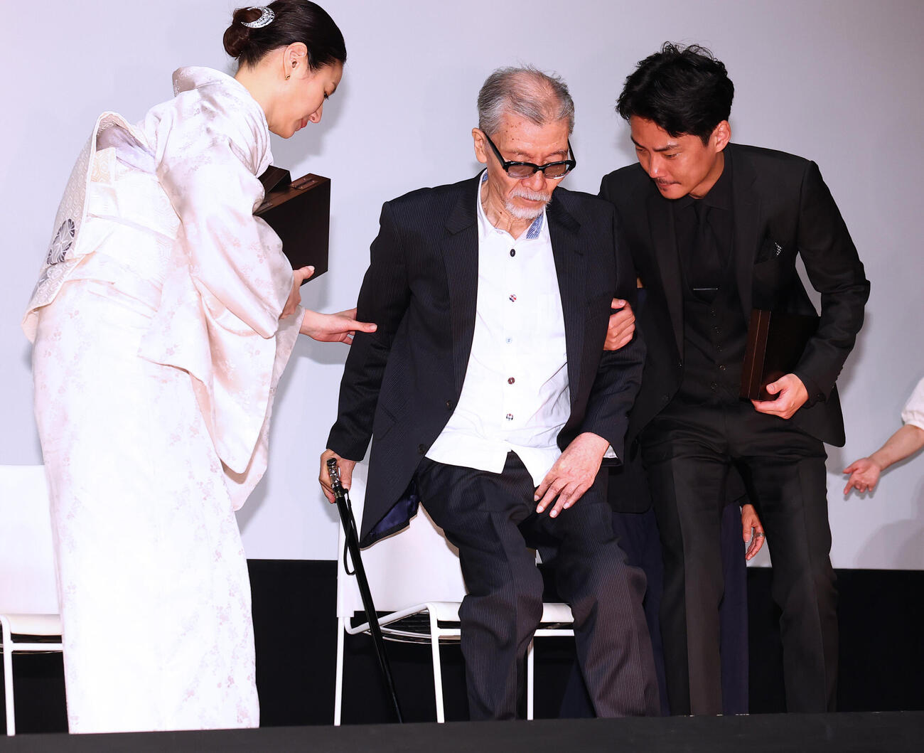 特別功労賞の塩見三省（中央）を気遣う主演女優賞の井川遥（左）と主演男優賞の毎熊克哉（撮影・野上伸悟）