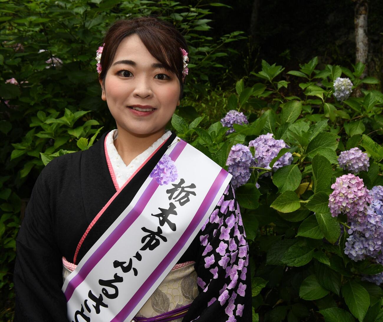 栃木市の「あじさいまつり」で歌唱した平山花羽