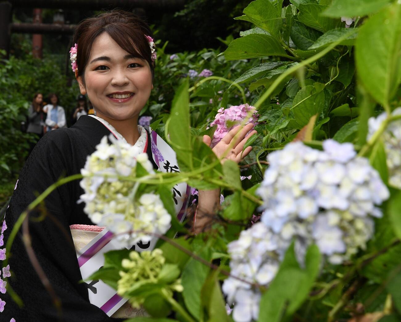 栃木市の「あじさいまつり」で歌唱した平山花羽