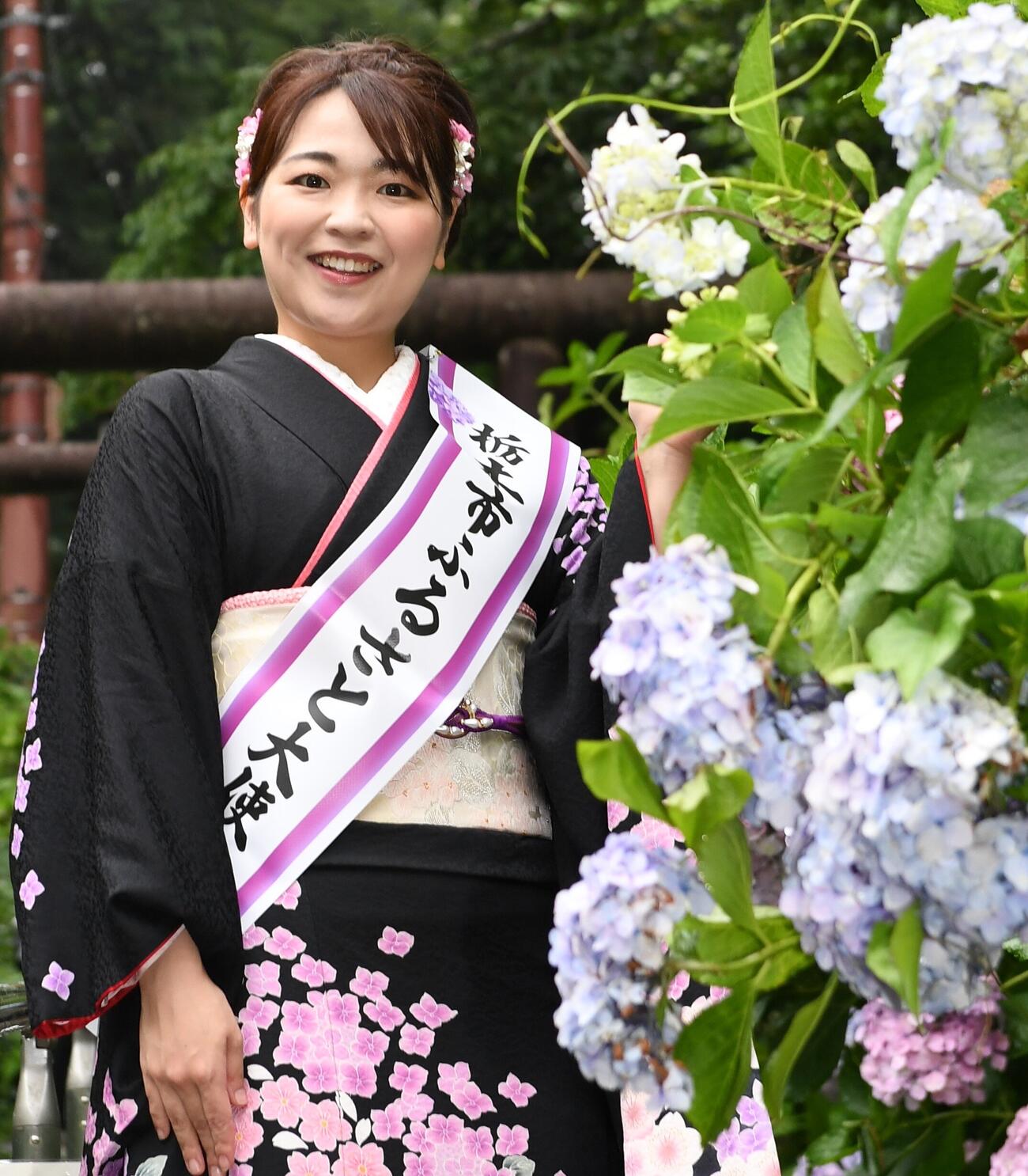 栃木市の「あじさいまつり」で歌唱した平山花羽
