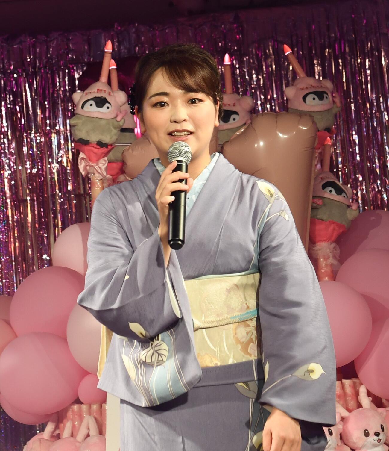 歌唱する平山花羽