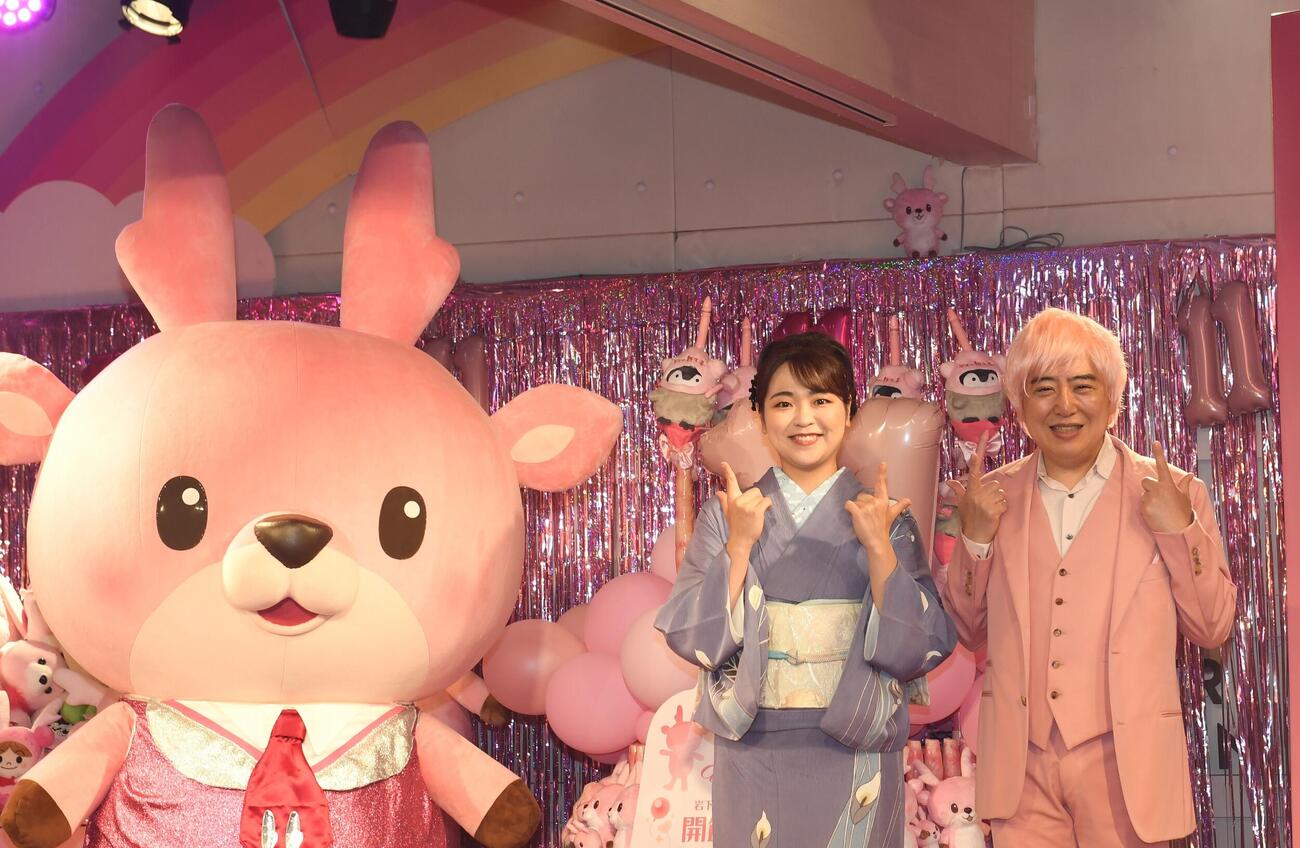 岩下食品の公式キャラクター「イワシカちゃん」と岩下和了社長にはさまれて笑顔を見せる平山花羽