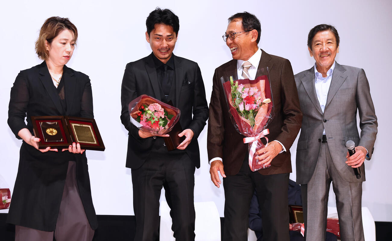 「桐島です」で作品賞を受賞し、主演男優賞の毎熊克哉（右から2人目、プレゼンターの奥田瑛二（右端）と記念撮影する、脚本の梶原阿貴氏（左端）と製作総指揮の長尾和宏氏（撮影・野上伸悟）
