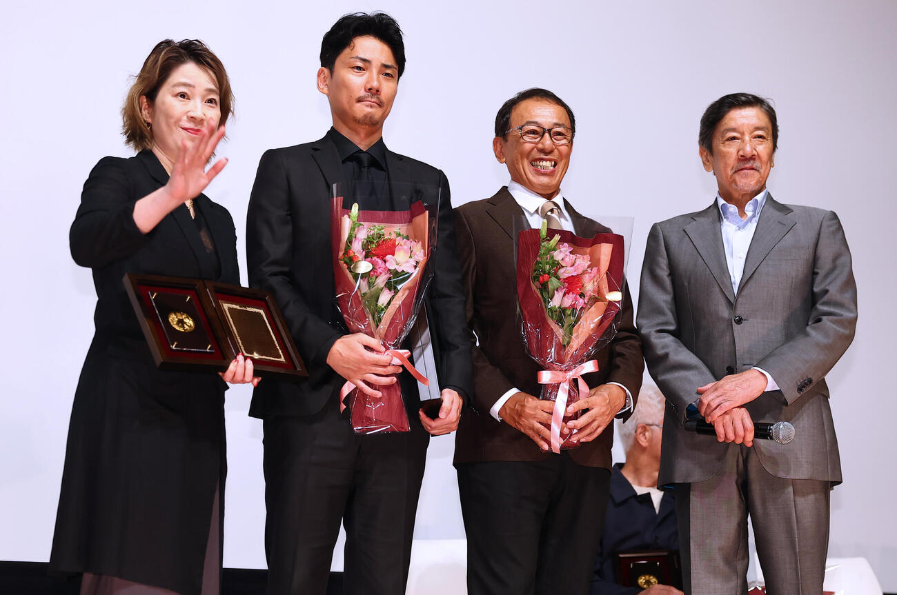 「桐島です」で作品賞を受賞し、主演男優賞の毎熊克哉（右から2人目、プレゼンターの奥田瑛二（右端）と記念撮影する、脚本の梶原阿貴氏（左端）と製作総指揮の長尾和宏氏（撮影・野上伸悟）