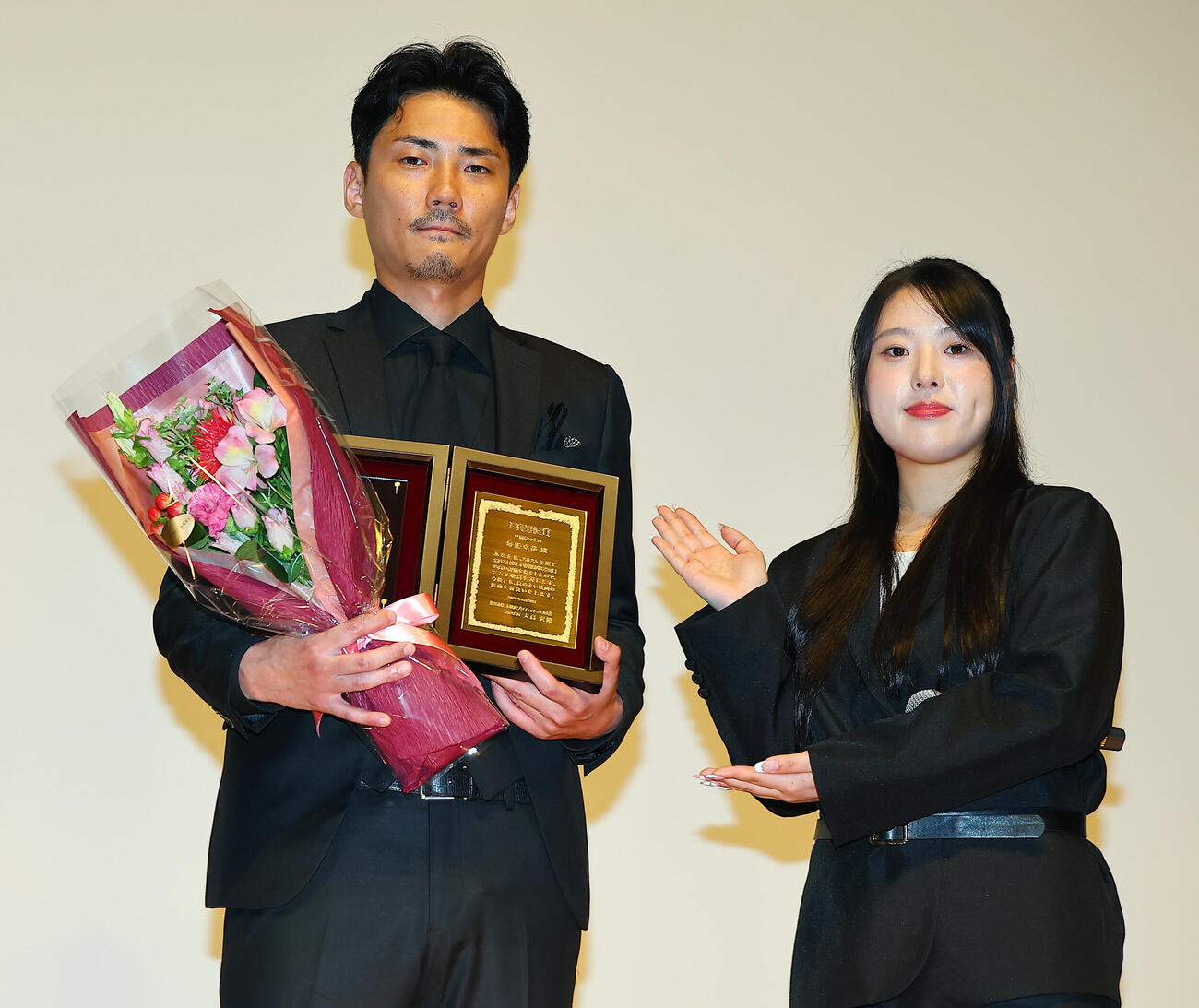 「桐島です」で主演男優賞を受賞した毎熊克哉（左）は、プレゼンターの海空と記念写真（撮影・野上伸悟）