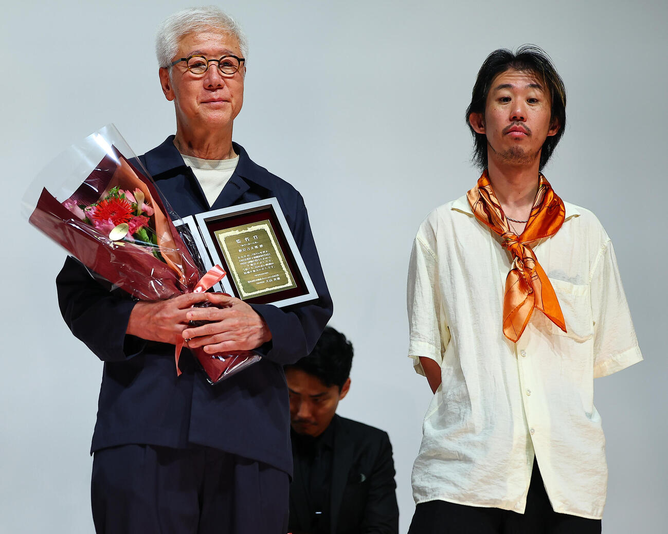 「ゆうきてかへらぬ」で監督賞を受賞した根岸吉太郎監督（左）はプレゼンターの飯塚花笑監督と記念写真（撮影・野上伸悟）