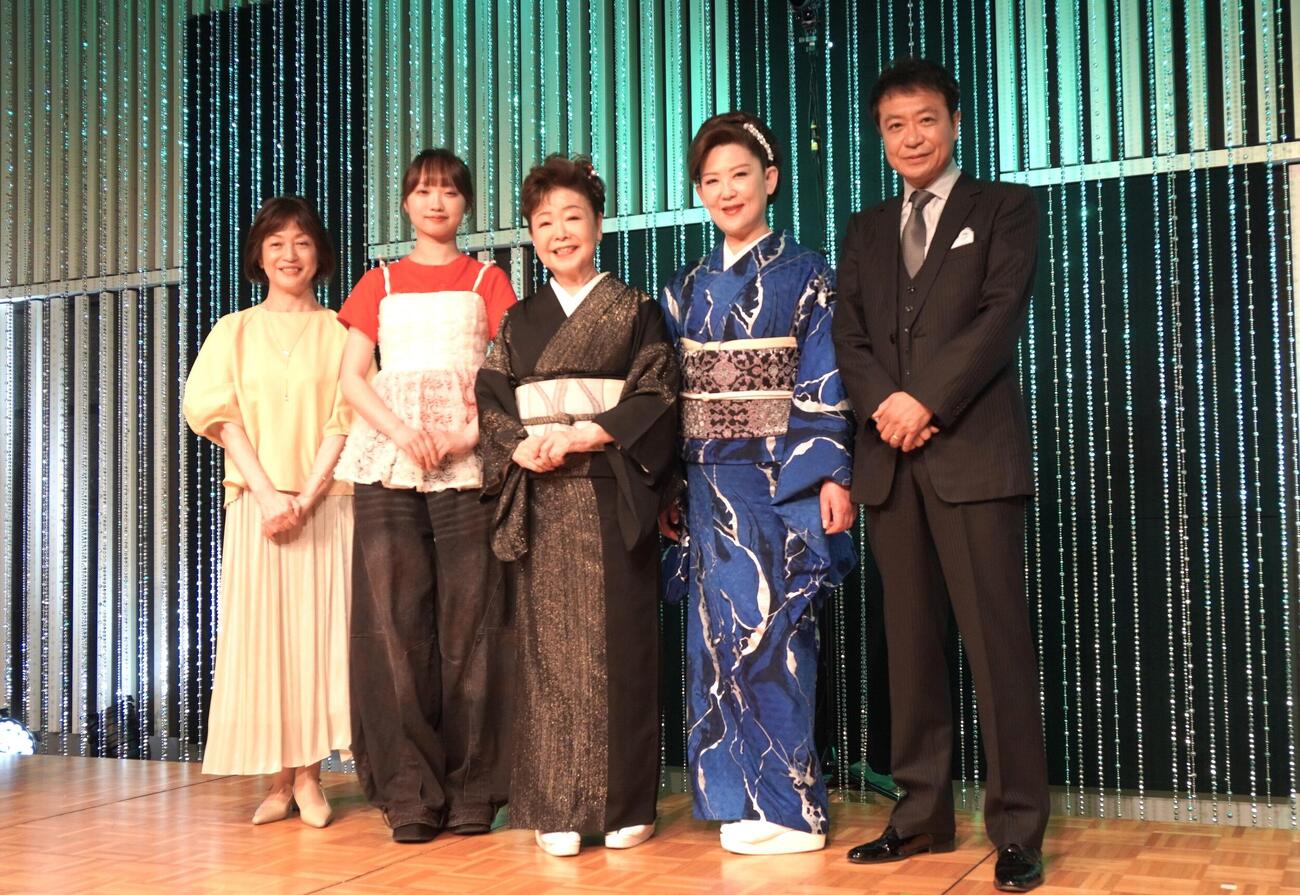 「中山秀征の有楽町で逢いまSHOW」取材会に出席した、左から石川みゆきアナ、青木ありあ、中村美律子、若山かずさ、中山秀征