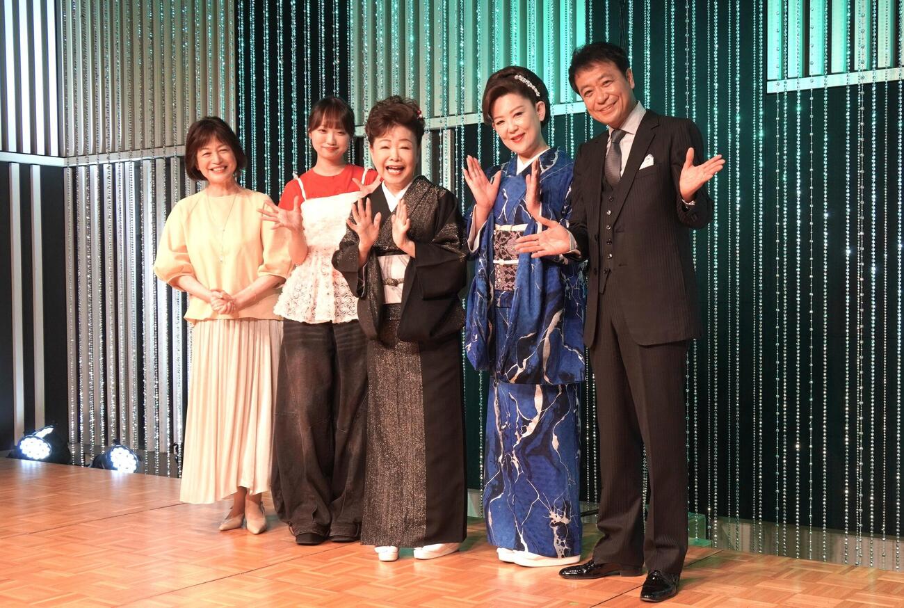 「中山秀征の有楽町で逢いまSHOW」取材会に出席した、左から石川みゆきアナ、青木ありあ、中村美律子、若山かずさ、中山秀征