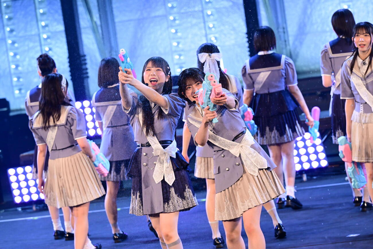 結成3周年記念「僕が観たかった『青空野外』ライブ2026」を開催した僕が見たかった青空。左から工藤唯愛、西森杏弥