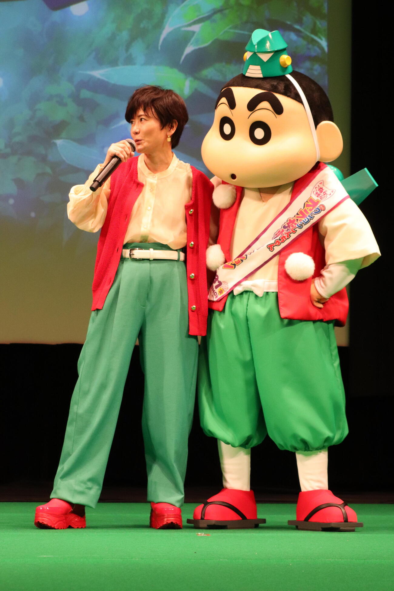 「映画クレヨンしんちゃん　奇々怪々！　オラの妖怪バケ～ション」完成披露舞台あいさつに出席した小林由美子と野原しんのすけ