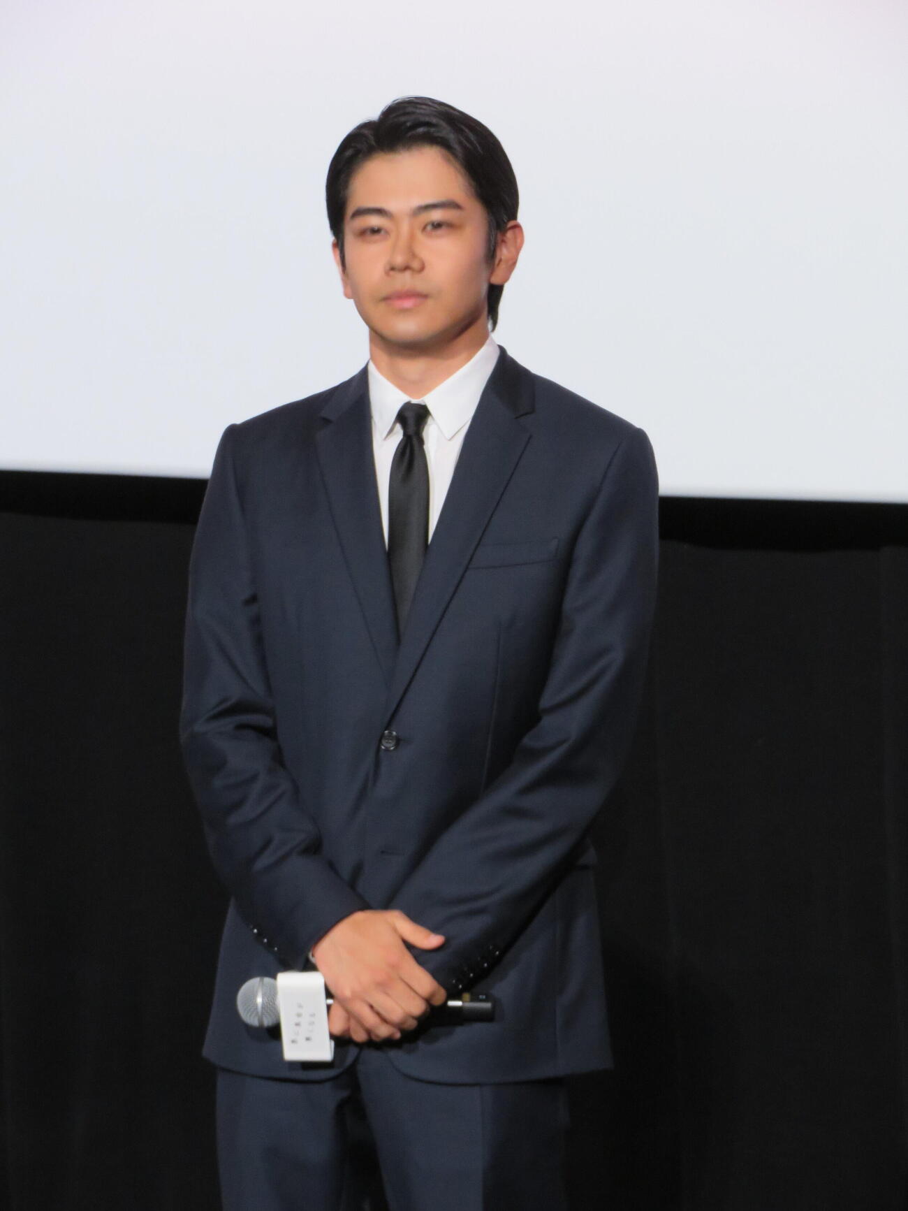 映画「急に具合が悪くなる」公開記念舞台あいさつに登壇した黒崎煌代（撮影・村上幸将）
