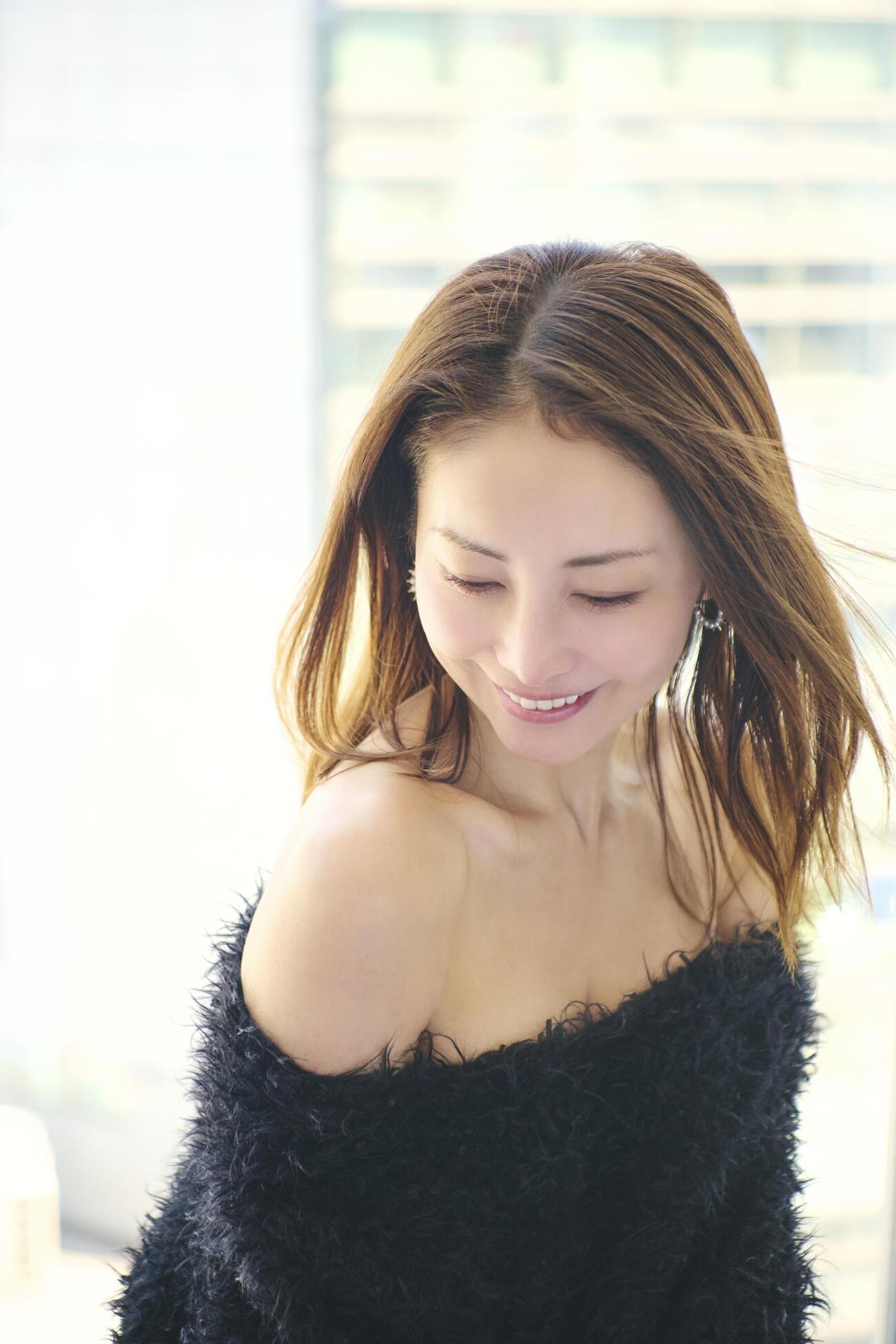 フォトエッセー「元祖崖っぷちアイドルの熊切あさ美が、全肯定BODYを手に入れた理由」を出版した熊切あさ美（山田智絵氏撮影）