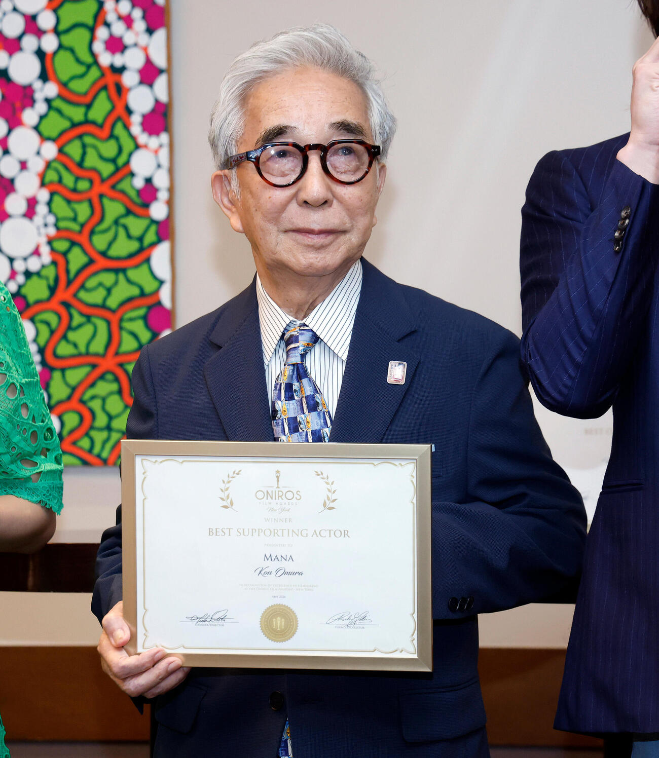 映画「養父」「MANA」「AYUMI」セレモニーパーティー　映画「MANA」で最優秀助演男優賞を受賞し、賞状を持つ大村崑（撮影・山本朝陽）