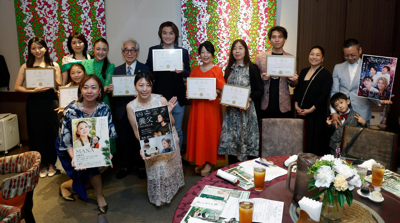 映画「養父」「MANA」「AYUMI」セレモニーパーティー　関係者全員でフォトセッションを行った、後列左から4人目は大村崑（撮影・山本朝陽）