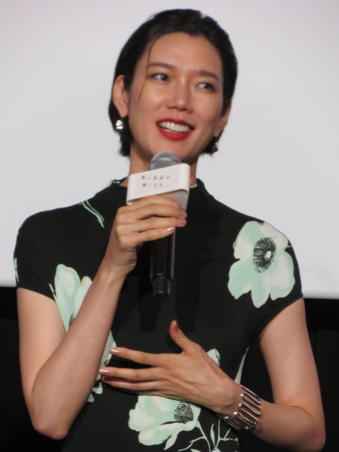映画「急に具合が悪くなる」公開記念舞台あいさつに登壇した岡本多緒（撮影・村上幸将）
