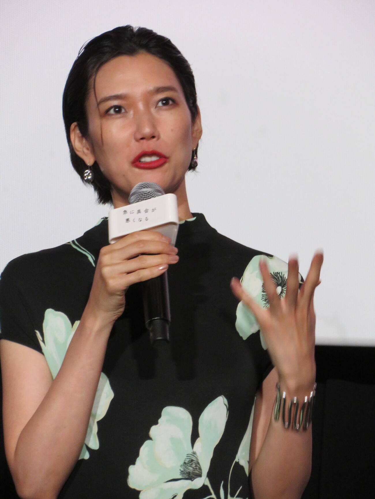 映画「急に具合が悪くなる」公開記念舞台あいさつに登壇した岡本多緒（撮影・村上幸将）
