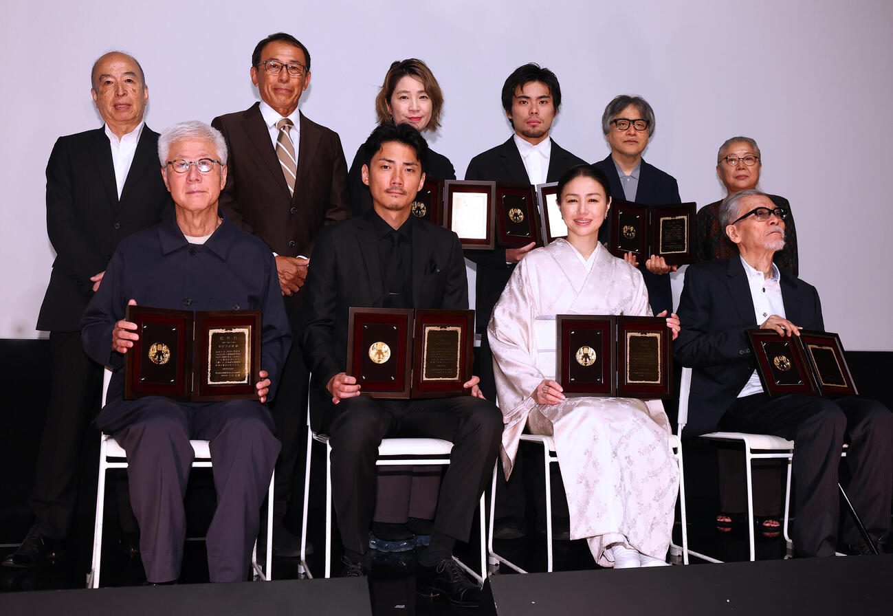 第35回日本映画プロフェッショナル大賞の受賞者。前列左から、監督賞の根岸吉太郎監督、主演男優賞の毎熊克哉、主演女優賞の井川遥、特別功労賞の塩見三省、後列左から、実行委員長の大高宏雄氏、作品賞の「桐島です」製作総指揮の長尾和宏氏、脚本の梶原阿貴氏、新人監督賞の団塚唯我監督、特別賞の「アジアのユニークな国」製作チーム、山内ケンジ監督、野上信子プロデューサー（撮影・野上伸悟）