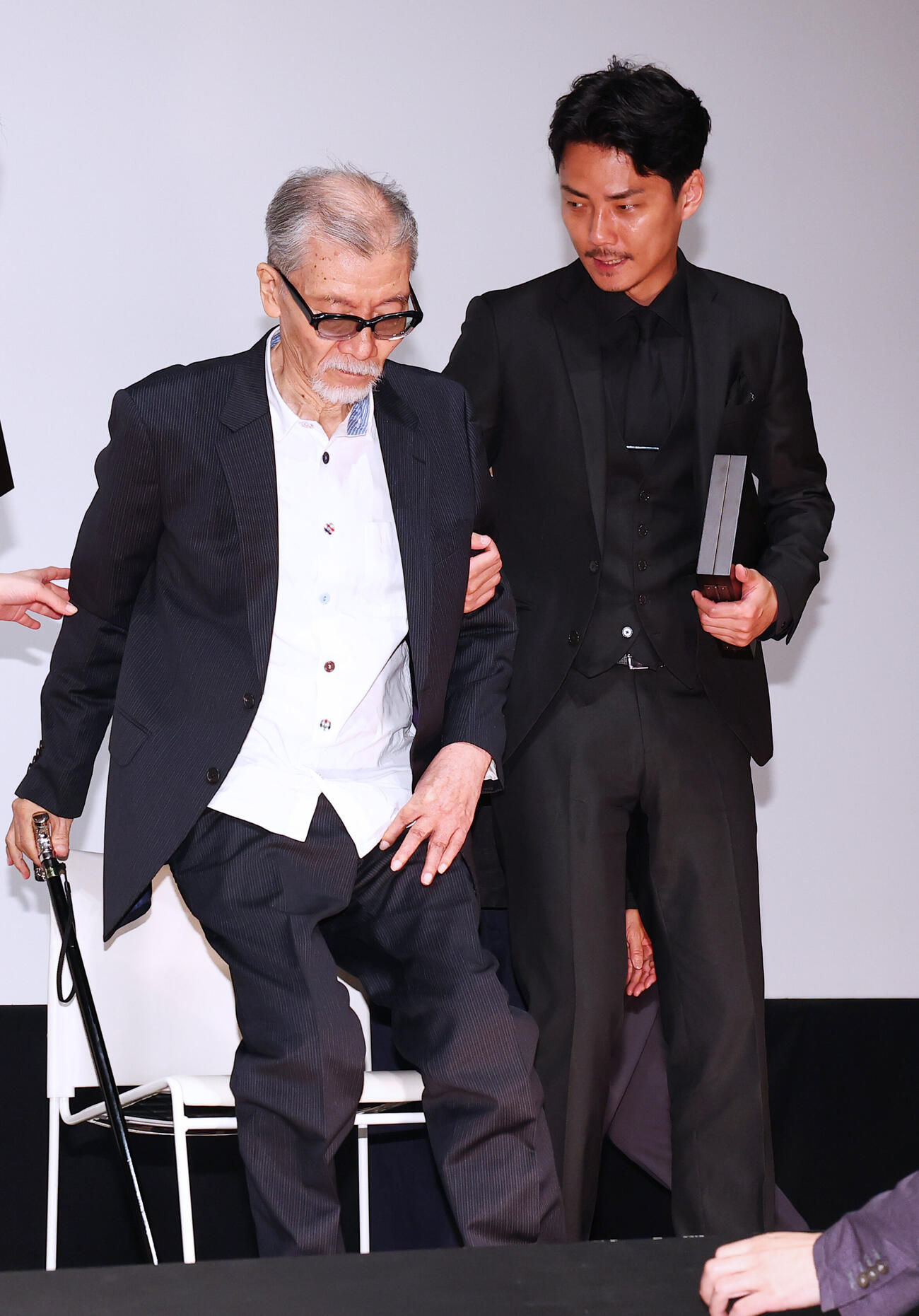 特別功労賞の塩見三省（左）を気遣う主演男優賞の毎熊克哉（撮影・野上伸悟）