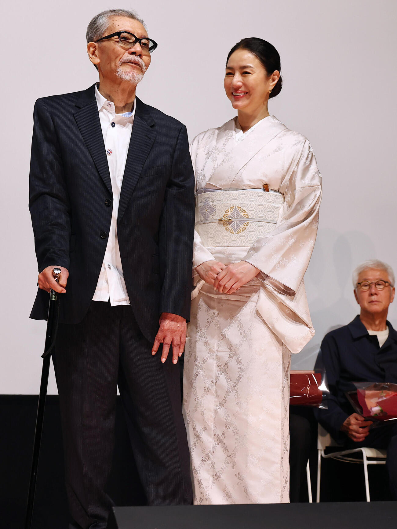 特別功労賞を受賞した塩見三省（左）と主演女優賞の井川遥（撮影・野上伸悟）