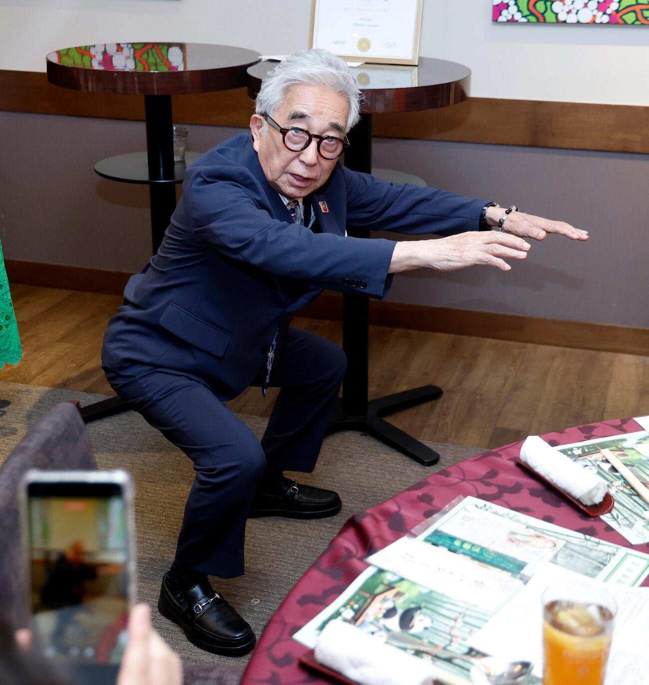 映画「養父」「MANA」「AYUMI」セレモニーパーティー　スクワットを披露する大村崑（撮影・山本朝陽）