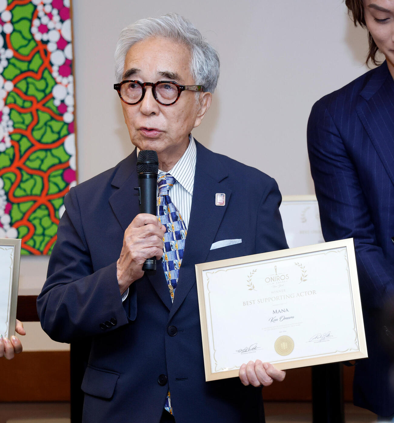 映画「養父」「MANA」「AYUMI」セレモニーパーティー　受賞の感想を話す大村崑（撮影・山本朝陽）
