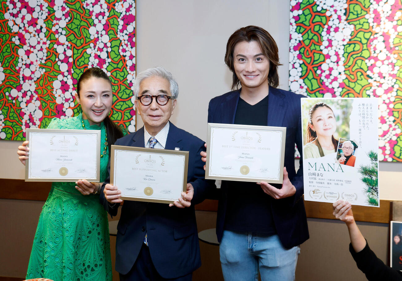映画「養父」「MANA」「AYUMI」セレモニーパーティー　記念撮影を行った左から山﨑まな、大村崑、寺西優真監督（撮影・山本朝陽）