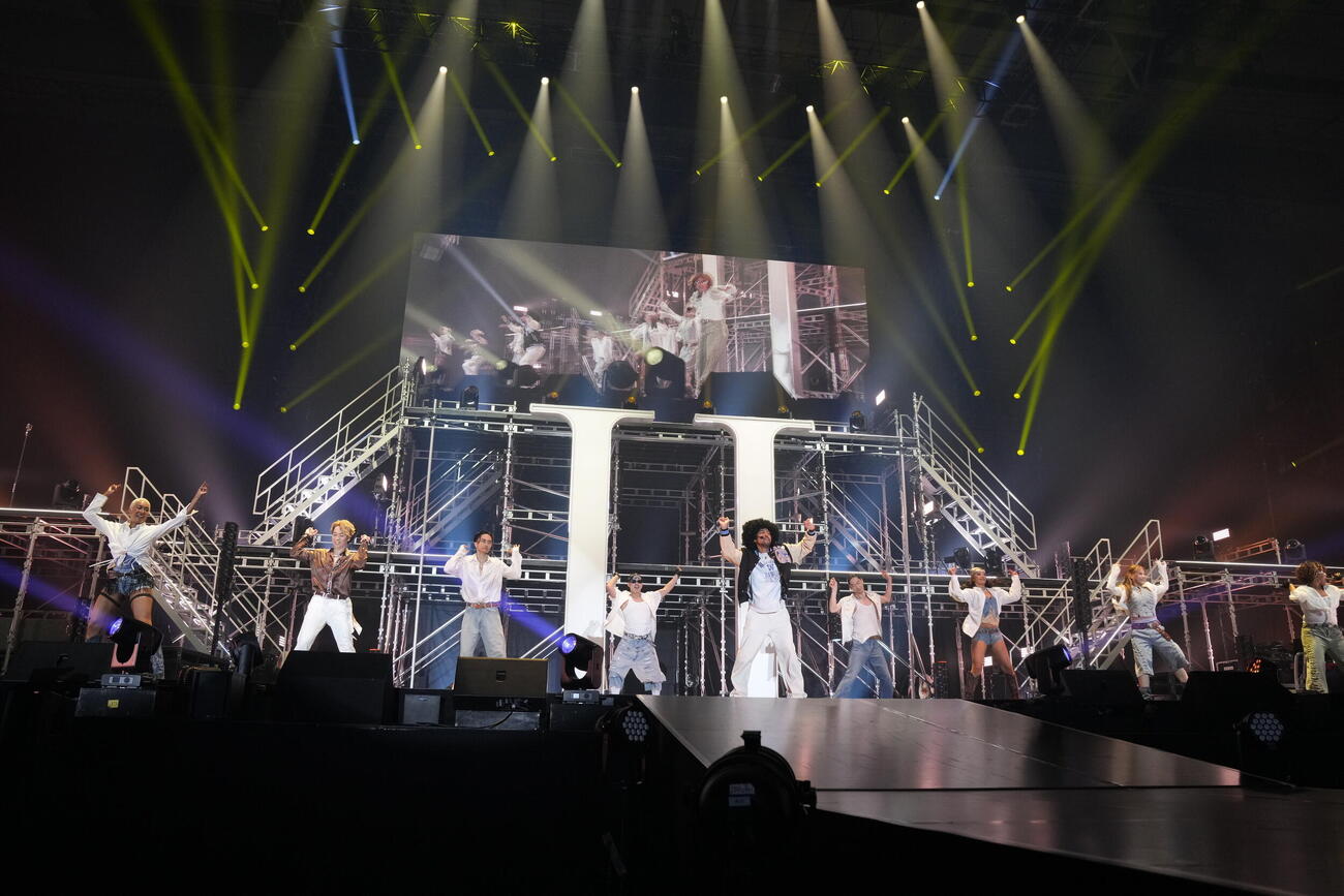 「PERFECT YEAR BEST　～Born To Be Wild～」初日公演でパフォーマンスするEXILE THE SECOND