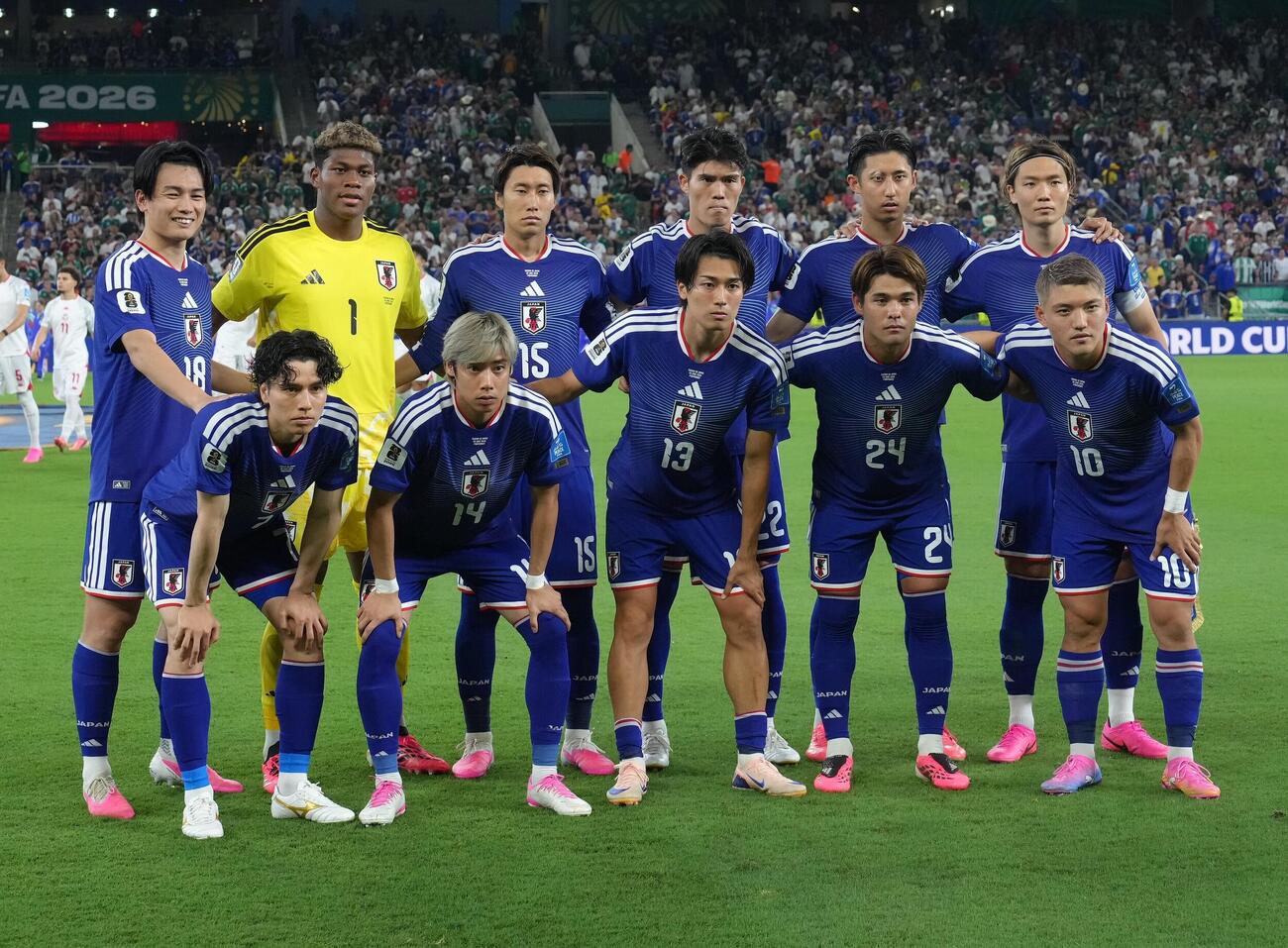 日本対チュニジア　試合前、写真に納まる日本代表スタメン。前列左から田中碧、伊東純也、中村敬斗、佐野海舟、堂安律、後列左から上田綺世、鈴木彩艶、鎌田大地、冨安健洋、伊藤洋輝、板倉滉（撮影・足立雅史）