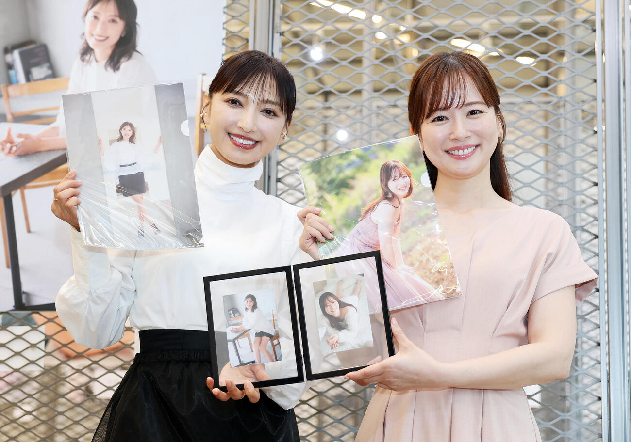 発売記念イベントに臨む望月理恵（左）と皆藤愛子（撮影・鈴木正人）