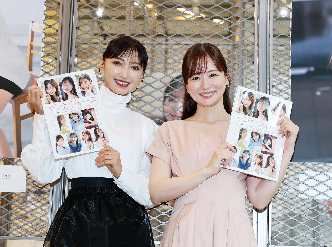 発売記念イベントに臨む望月理恵（左）と皆藤愛子（撮影・鈴木正人）