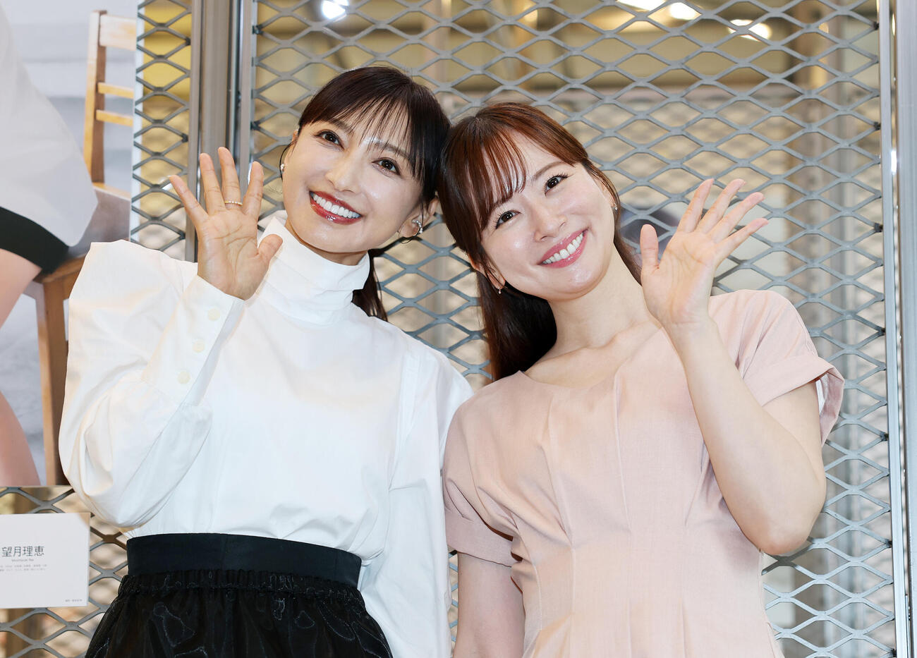 発売記念イベントに臨む望月理恵（左）と皆藤愛子（撮影・鈴木正人）