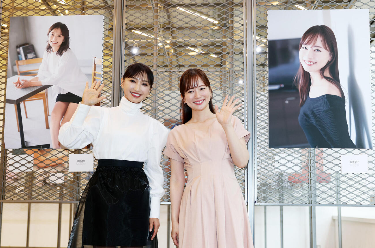 発売記念イベントに臨む望月理恵（左）と皆藤愛子（撮影・鈴木正人）