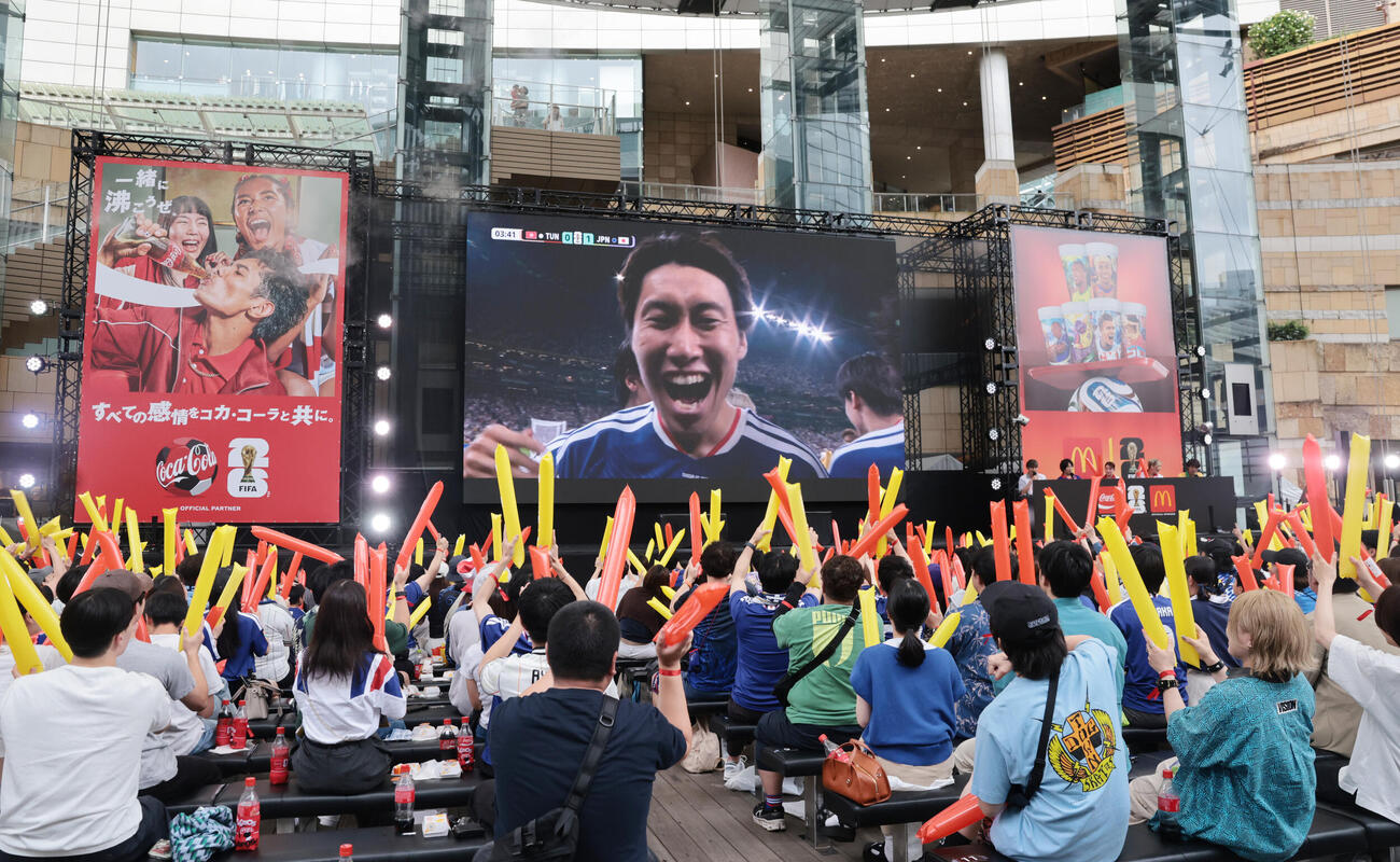 六本木ヒルズアリーナで行われたマクドナルド、コカ・コーラ主催のパブリックビューイングで、日本代表鎌田大地の先制ゴールに盛り上がるサポーター（撮影・野上伸悟）