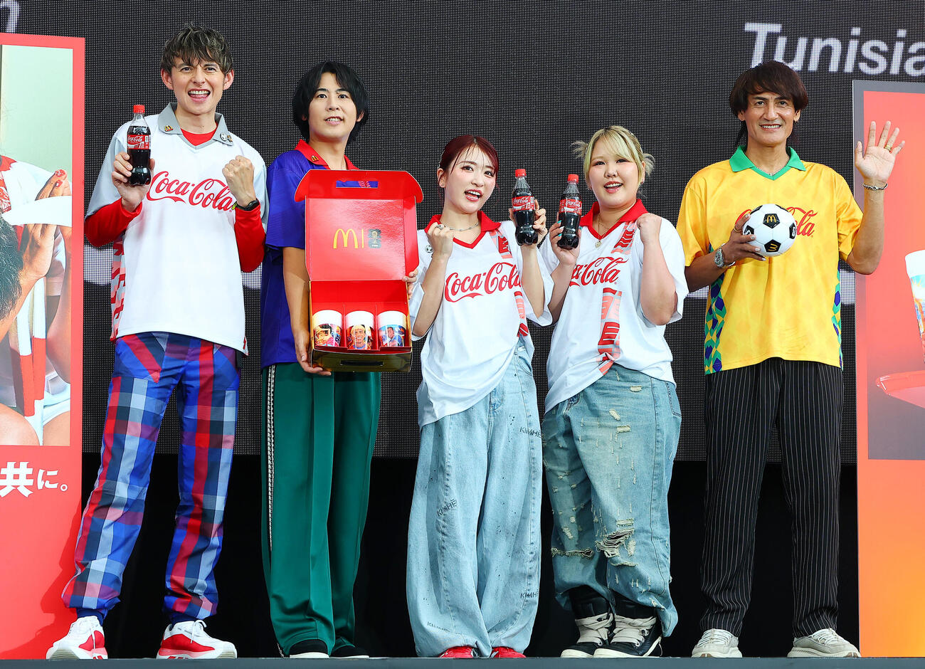 六本木ヒルズアリーナで行われたマクドナルド、コカ・コーラ主催のパブリックビューイングに登場した、左からハリー杉山、声優の白井悠介、平成フラミンゴのNICO、RIHO、本並健治氏（撮影・野上伸悟）