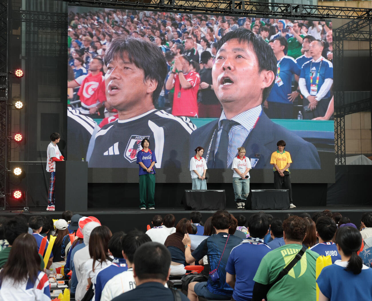 六本木ヒルズアリーナで行われたマクドナルド、コカ・コーラ主催のパブリックビューイングで、日本代表森保一監督の君が代斉唱をみつめるサポーター（撮影・野上伸悟）