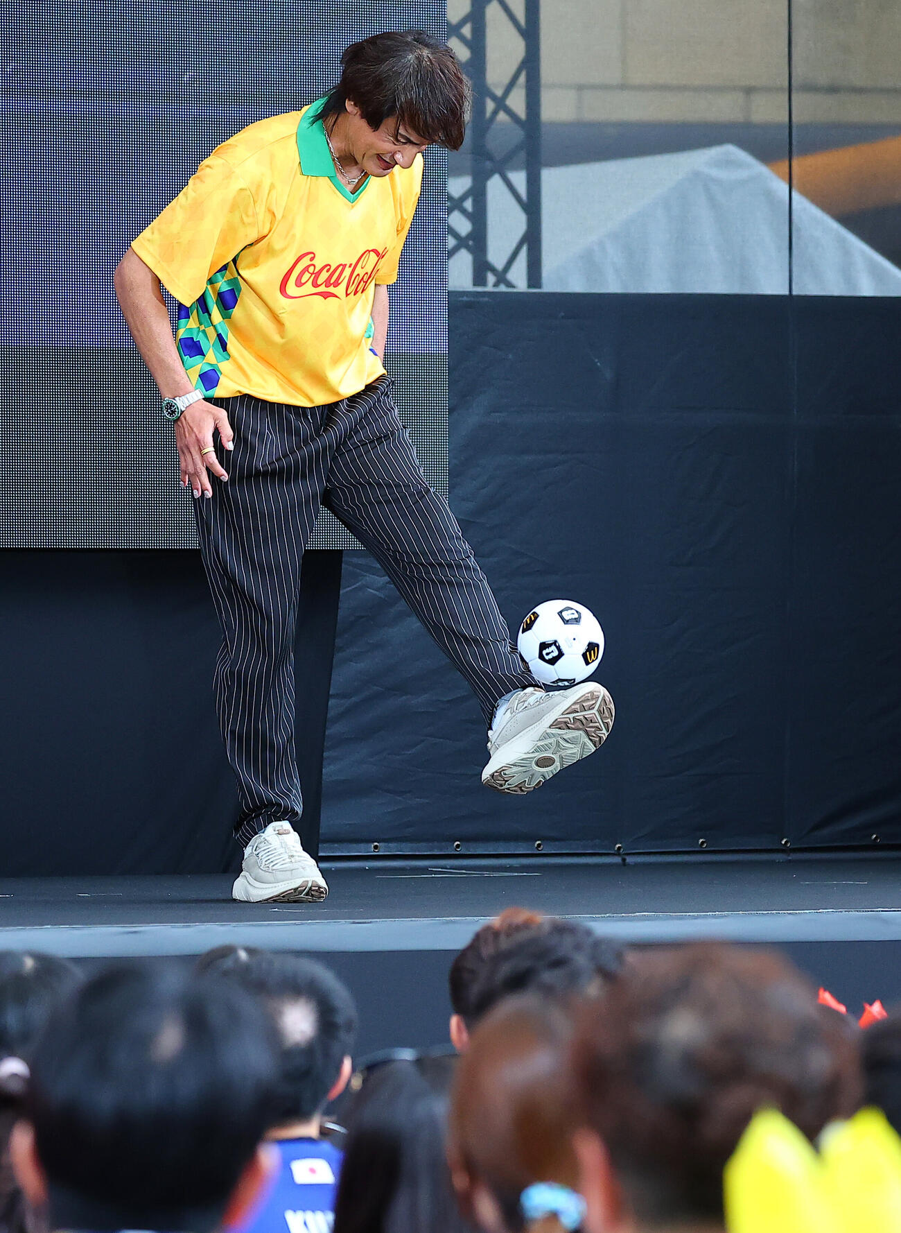 六本木ヒルズアリーナで行われたマクドナルド、コカ・コーラ主催のパブリックビューイングでリフティングを行う本並健治氏（撮影・野上伸悟）