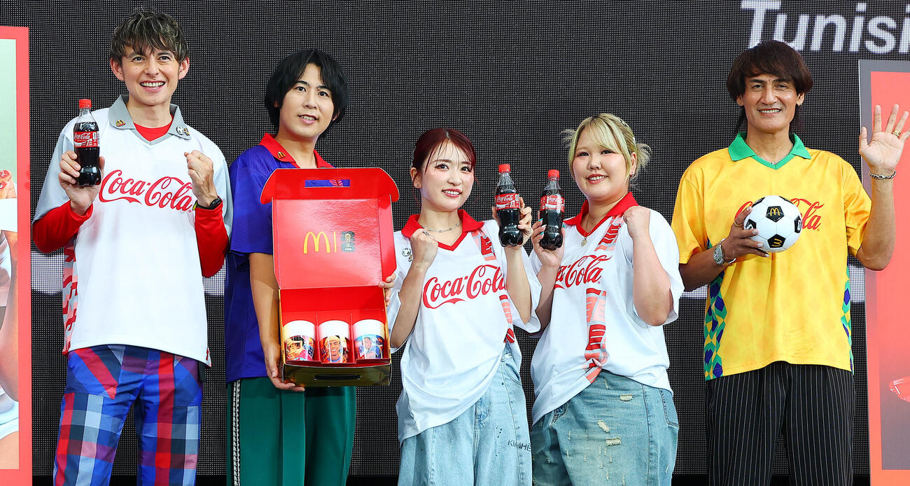 六本木ヒルズアリーナで行われたマクドナルド、コカ・コーラ主催のパブリックビューイングに登場した、左からハリー杉山、声優の白井悠介、平成フラミンゴのNICO、RIHO、本並健治氏（撮影・野上伸悟）