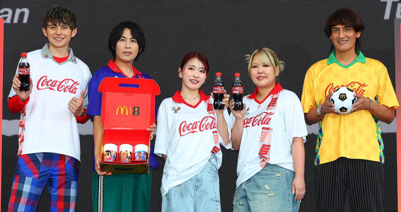 六本木ヒルズアリーナで行われたマクドナルド、コカ・コーラ主催のパブリックビューイングに登場した、左からハリー杉山、声優の白井悠介、平成フラミンゴのNICO、RIHO、本並健治氏（撮影・野上伸悟）