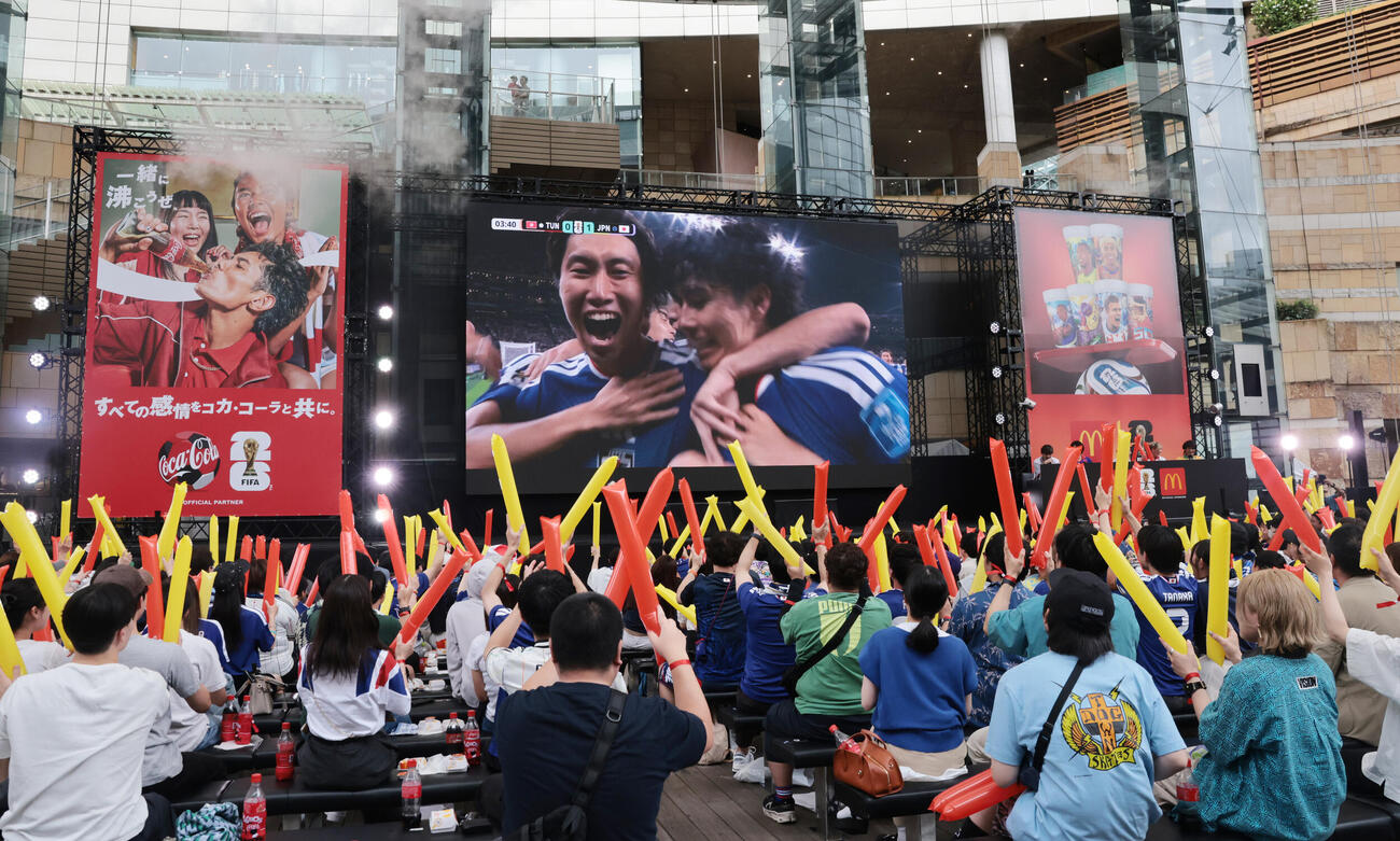 六本木ヒルズアリーナで行われたマクドナルド、コカ・コーラ主催のパブリックビューイングで、日本代表鎌田大地の先制ゴールに盛り上がるサポーター（撮影・野上伸悟）