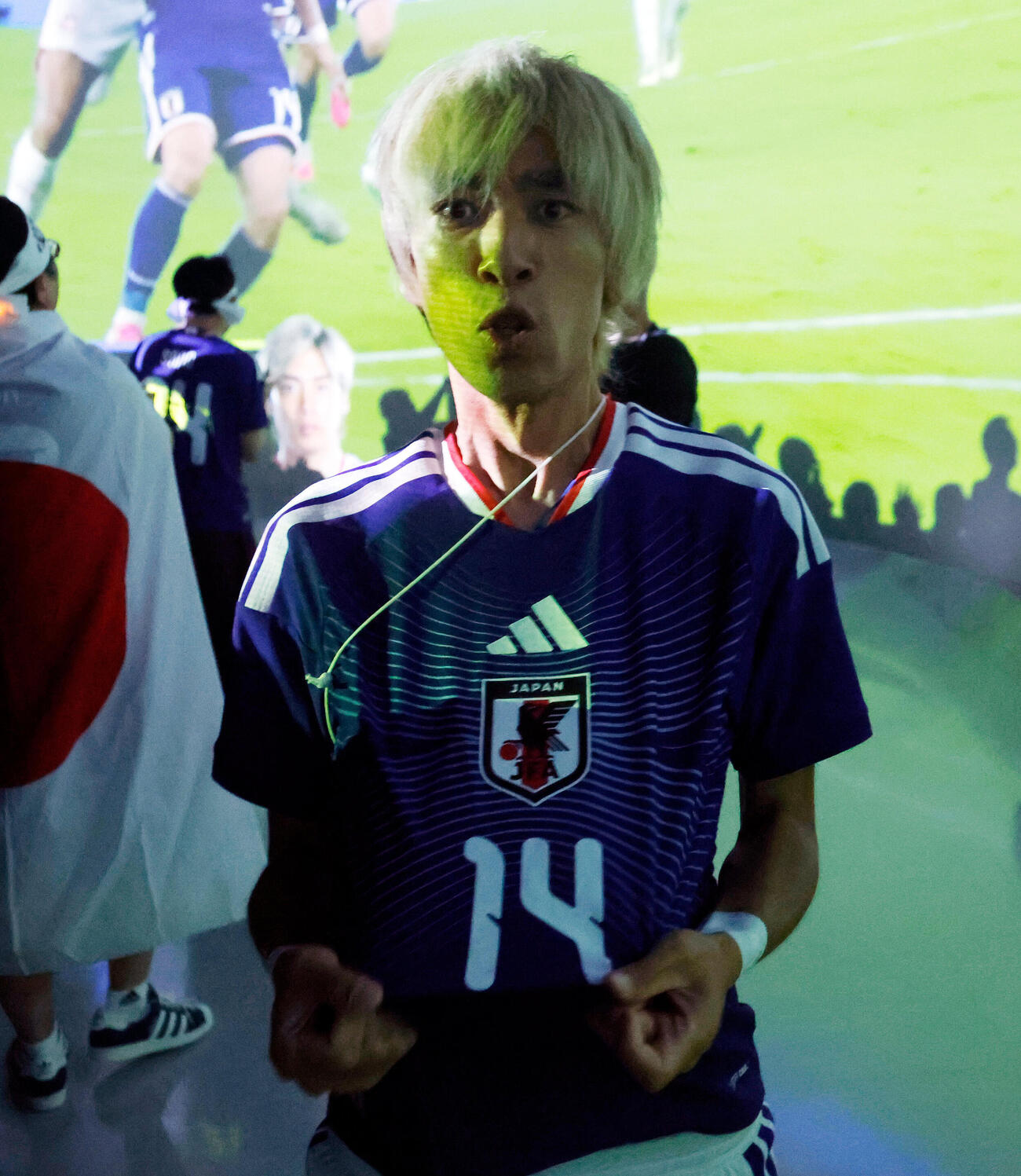 ワールドカップパブリックビューイング　伊東純也のゴールに歓喜するちょいまねジャパンの似東JOKER純也（撮影・山本朝陽）